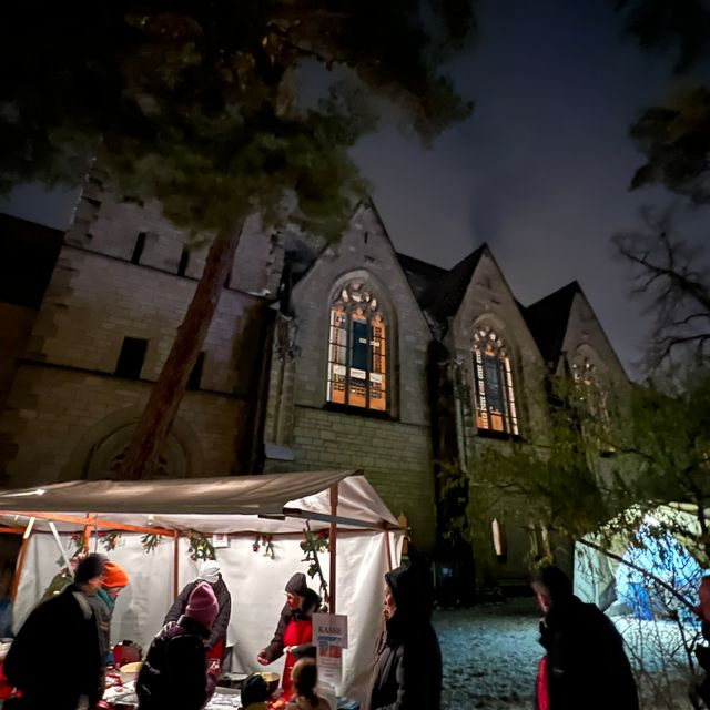 Marktstände, Kirche im Hintergrund, Nacht.