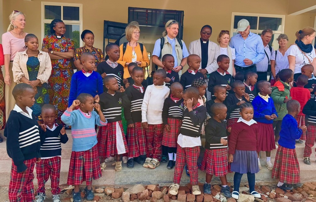 Große Gruppe, draußen, sonnig.