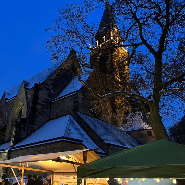 Kirche, Nacht, beleuchtet.