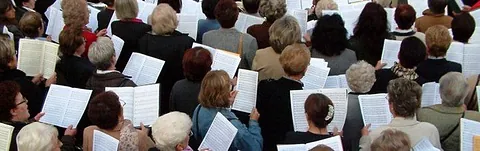 Chor singt aus Notenblättern.