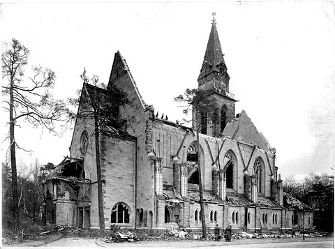 Ruine, gotische Architektur, schwarz-weiß.