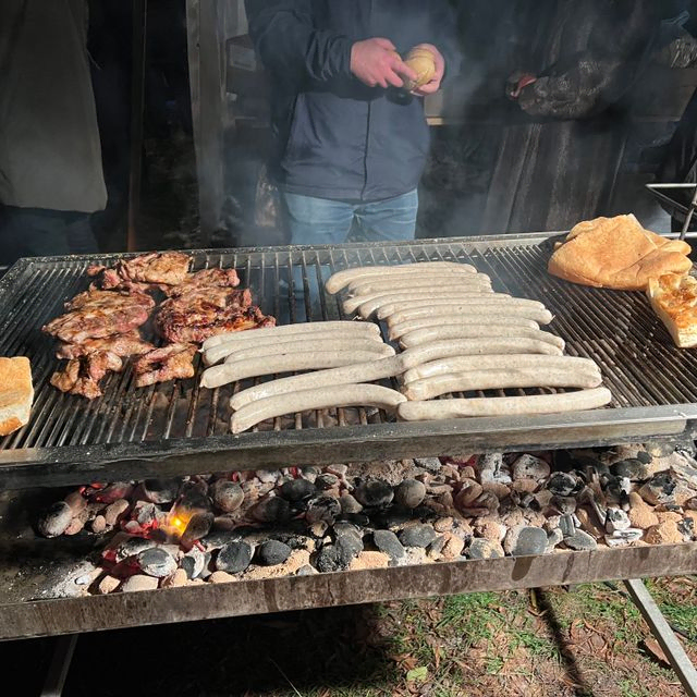Grill mit Bratwürsten und Fleisch