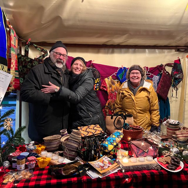 Verkäufer am bunten Weihnachtsstand