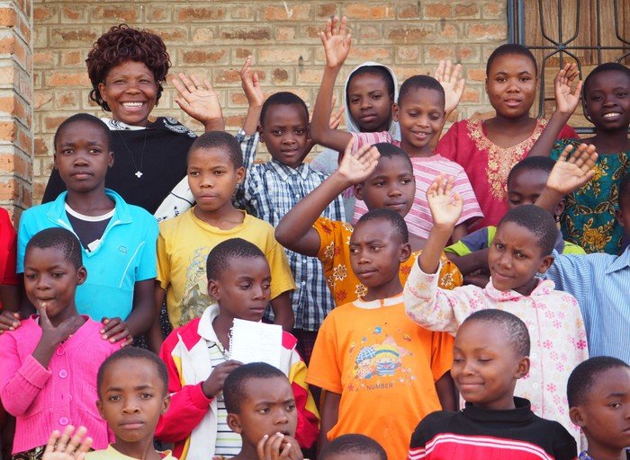 Große Gruppe Kinder, draußen.