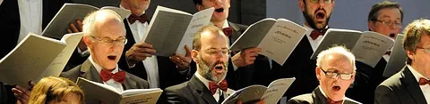 Choristen singen, Nahaufnahme.