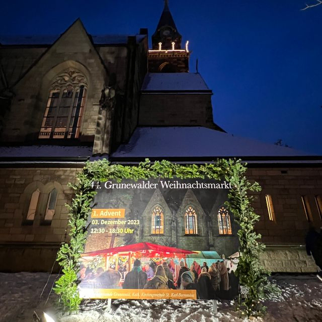Kirche mit Weihnachtsmarkt-Schild