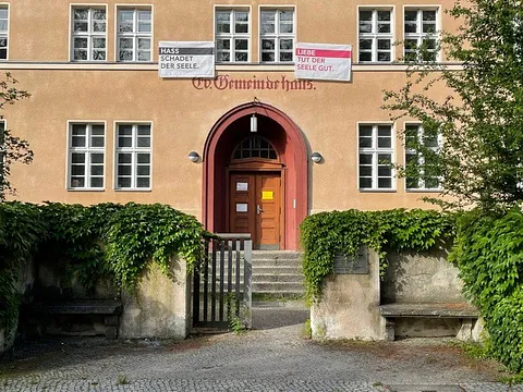 Gebäude, Efeu, Treppe.