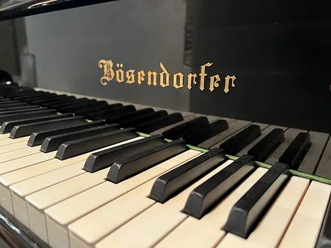 Klaviertastatur, Schriftzug Bösendorfer.