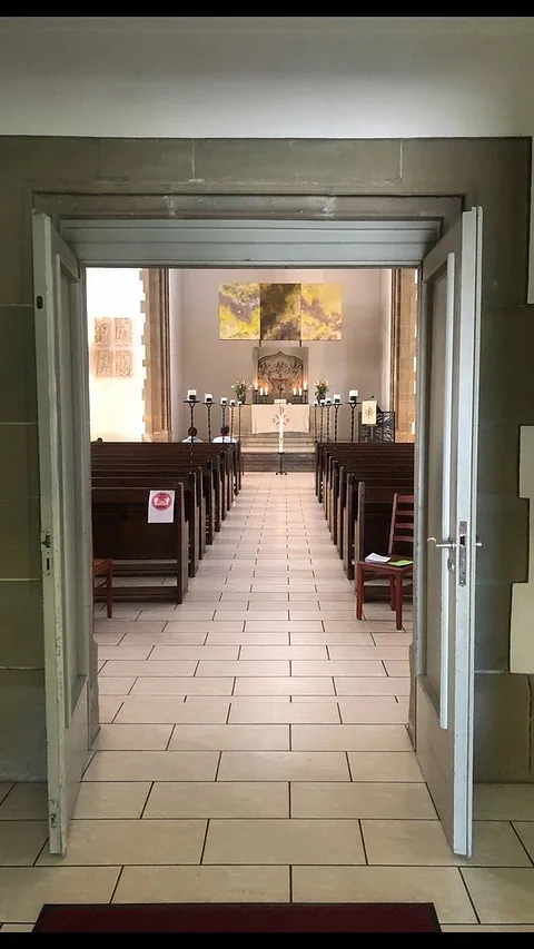 Kircheninnenraum, Altar, Bänke.