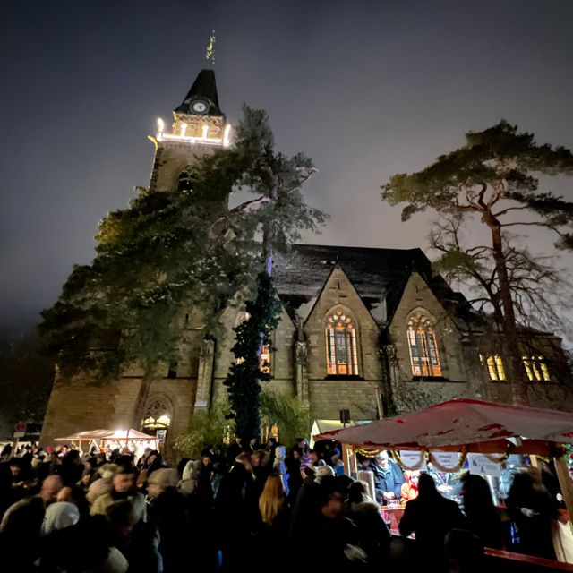 Kirche, Nacht, Menschenmenge.