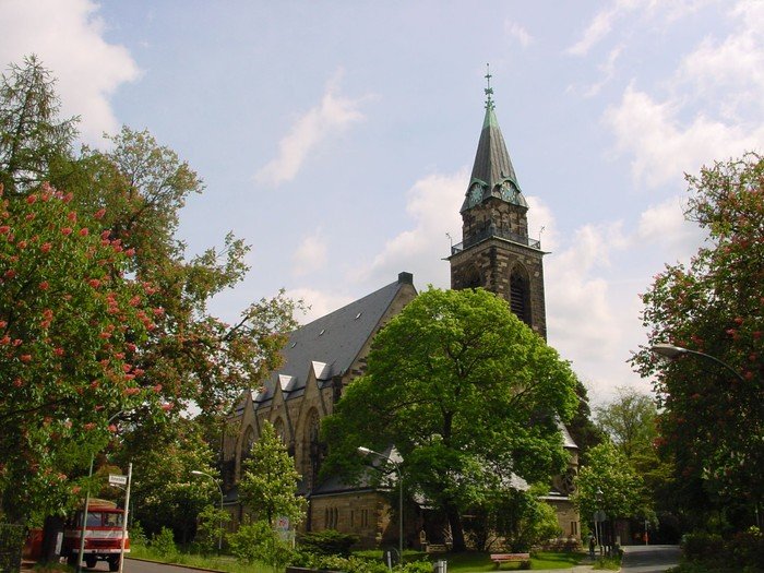 Kirchturm, Bäume, Himmel.
