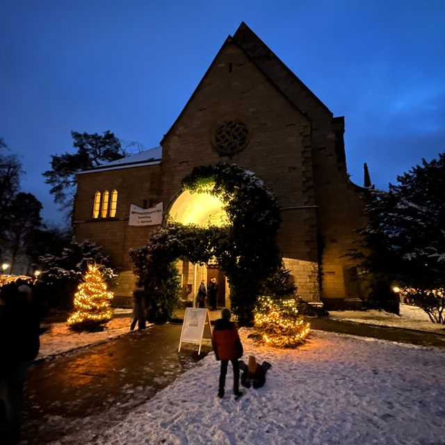 Beleuchtete Kirche im Schnee
