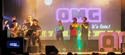Band auf Bühne, Publikum, Lichteffekte.