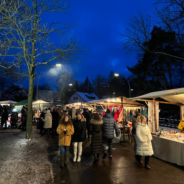 Menschen an beleuchteten Marktständen