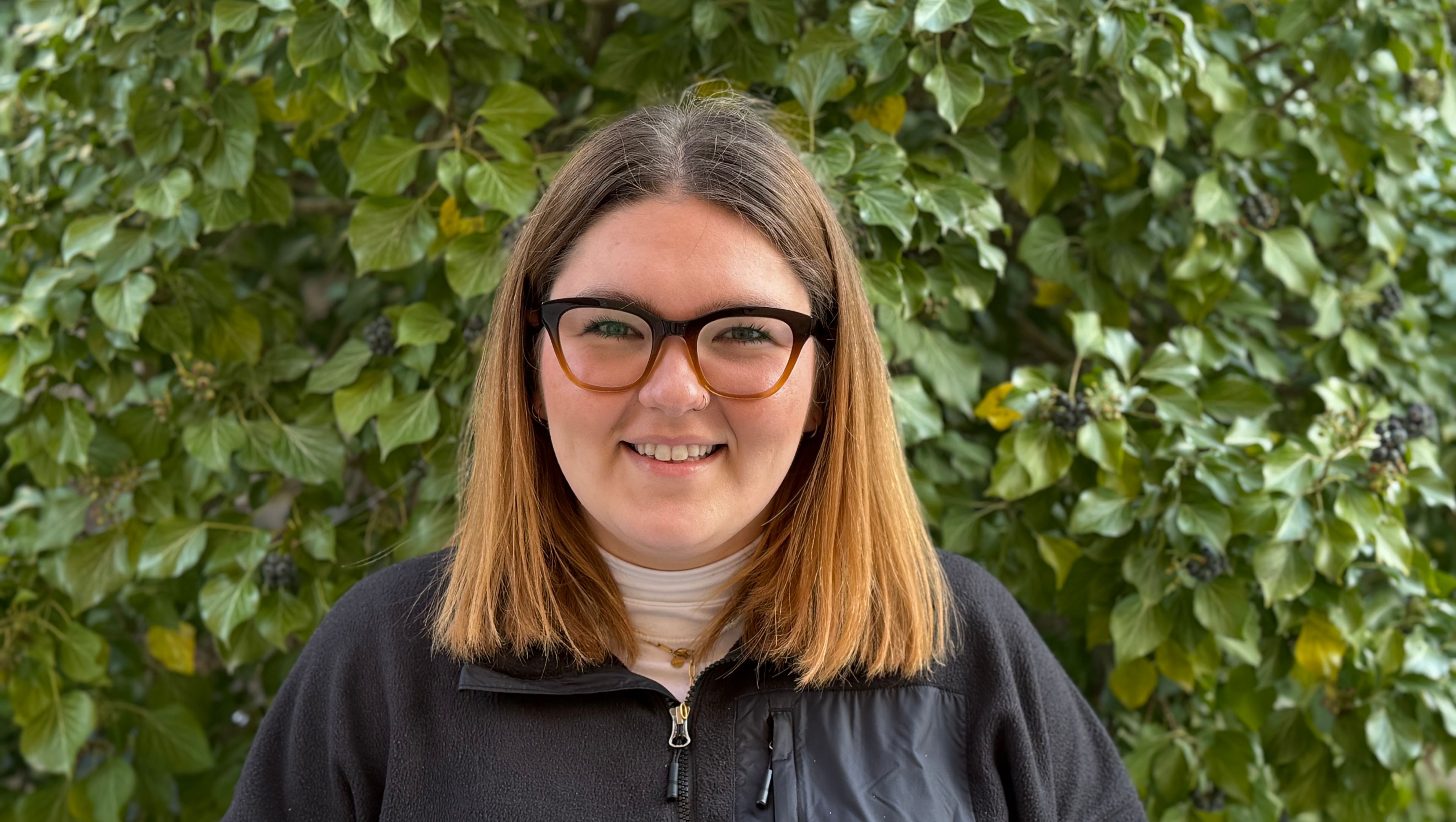 Porträt, Frau, grüne Wand.